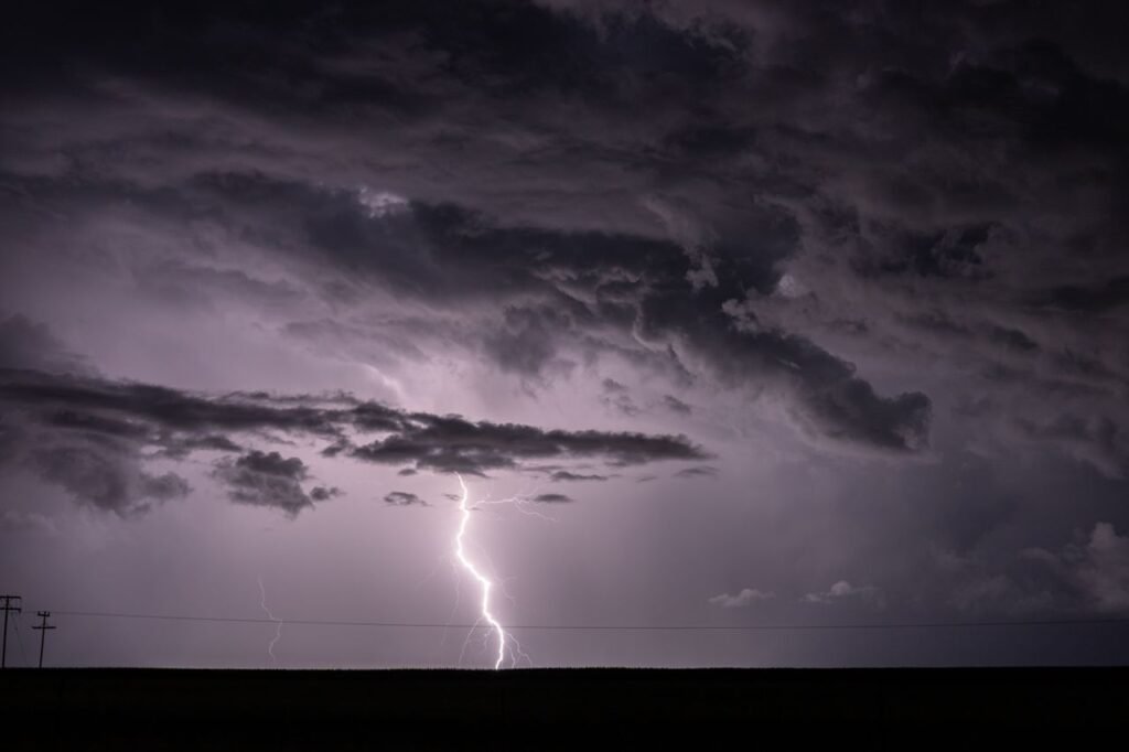 Tempestades com raios e ventos fortes como se proteger
